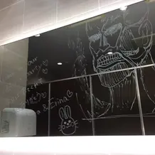 トイレのミラーにも好きな絵や文を
