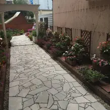 こちらがバージンロードに繋がる道です