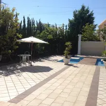 披露宴会場を出てすぐのプールガーデン