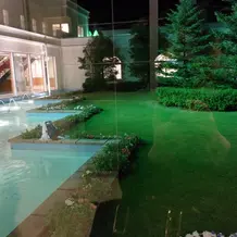 夜の中庭の様子。