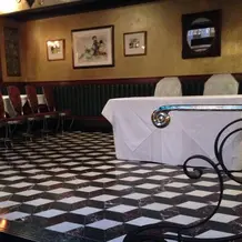 新郎新婦席。少し高いので顔が見渡せます。