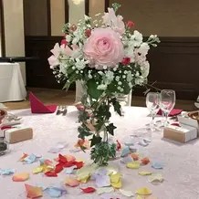 100均で買った花びらを散らしました。