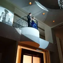 披露宴会場内の階段からお色直し入場