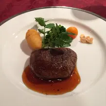 お肉をフランベして焼いてる所が見れます