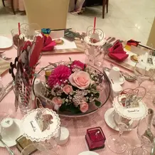 ゲストテーブル春らしいピンクのコーデ