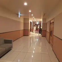 チャペル入り口までの廊下スペース