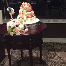 可愛いカラフルなケーキです。