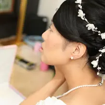 ヘアはアップもダウンも同じ小物！