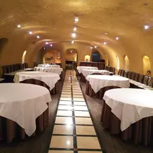 洞窟のような会場２