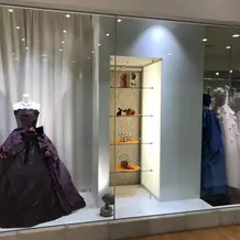 ドレス屋さんの前