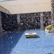 式場の中央にあるプール