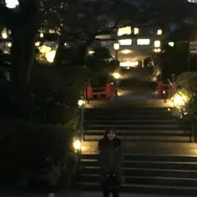 夜のホテル側の景色です。坂の下から