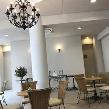 ウェルカムドリンクを振る舞う部屋も明るい