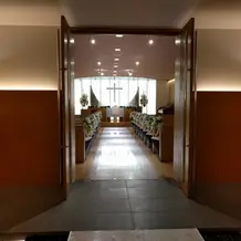 チャペルの入り口。明るくて落ち着いた印象