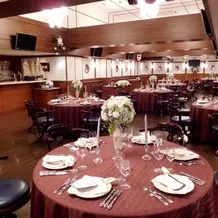 船の中をイメージした披露宴会場。