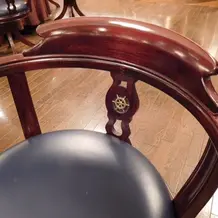 椅子の背にも船の舵。細部までこだわりが。