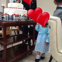 ケーキを運ぶ子供たち