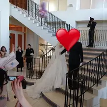 天候の悪い日は館内の階段でブーケトス