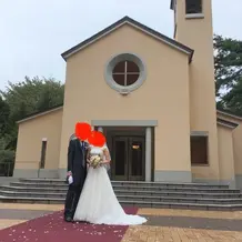 フラワーシャワー後チャペル前での写真