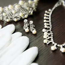 白ドレスのアクセサリー