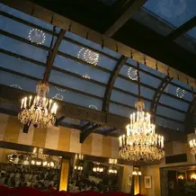 重厚なシャンデリアが素敵