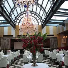 ガラスの天井　ゴージャスなシャンデリア