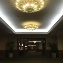 披露宴会場の外も重厚で美しいです。