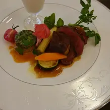 肉料理と冷製スープ