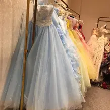 淡い色のカラードレス