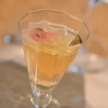 桜の花びらを浮かべた乾杯酒