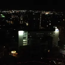 ホテルの部屋から見える夜景