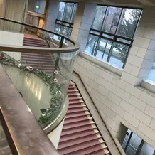 フラワーシャワーのできる階段