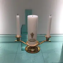 両家の母親が火を灯します