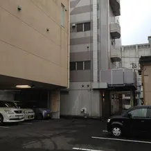 裏から見たホテル
