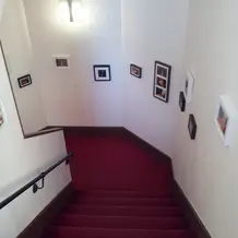 階段に写真を飾れる