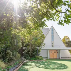 緑輝く独立型ガーデンチャペル