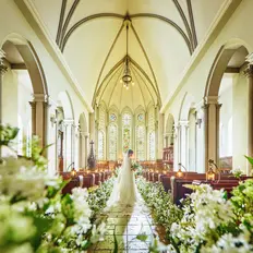 ステンドグラスが輝く大聖堂