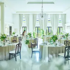 ガーデンと隣接し明るい会場