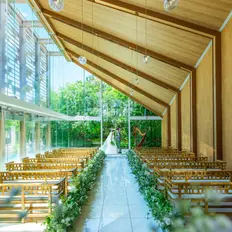 今話題の滝が流れる森のチャペル