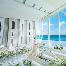 青い海が広がる絶景チャペル