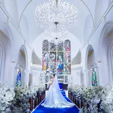 ロイヤルブルーが美しいチャペル