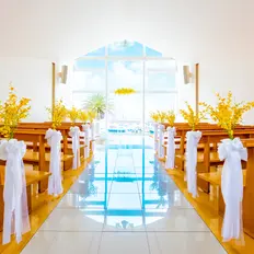 白を基調とした開放的なチャペル