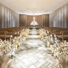 シャンデリア輝く誓いの空間