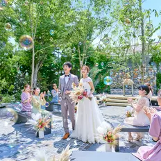 邸宅の中心は緑豊かなガーデン