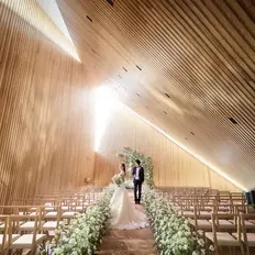 木漏れ日溢れる森の光教会