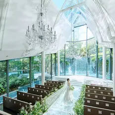 緑に包まれた森のチャペル