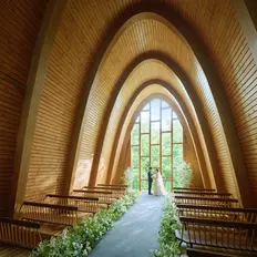 木の温もりを感じる森のチャペル