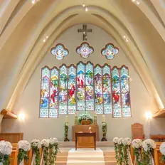 歴史を紡ぐ7連のステンドグラス