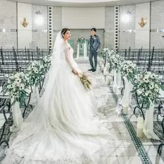 2色のカラーの神秘的なチャペル