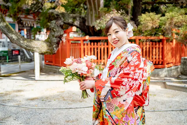 顔周りを明るくしてくれる鮮やかな赤の色打掛。